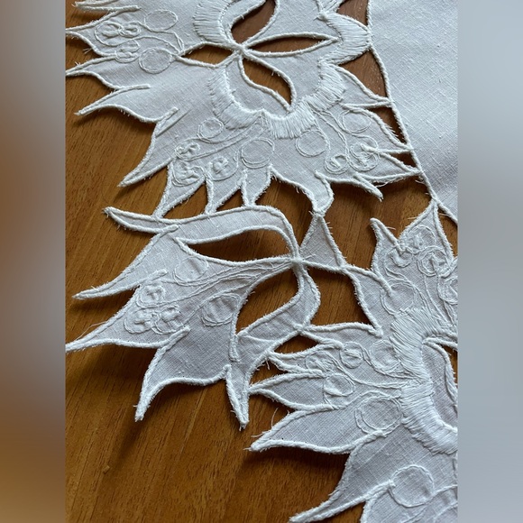 Embroidered round tablecloth - Picture 7 of 7